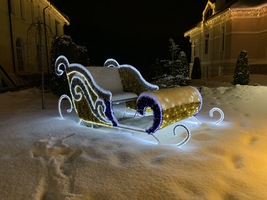 Световая фигура Сани со скамьей