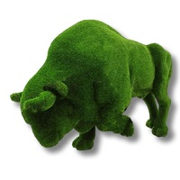 Фигура из искусственной травы Зубр