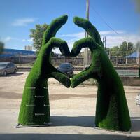 Фигура из искусственной травы Руки - Сердце