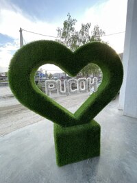 Сердце на пьедестале с логотипом - топиарная фигура