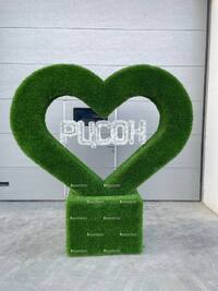 Сердце на пьедестале с логотипом - топиарная фигура