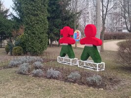 Топиарная композиция "Дети с логотипом"