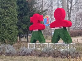 Топиарная композиция "Дети с логотипом"